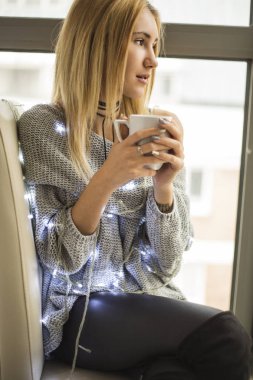 ışık garland kahve içme kadınla 