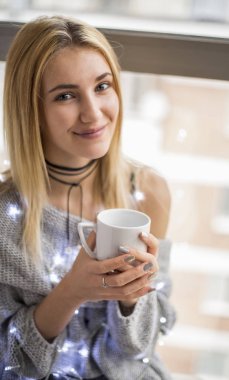 ışık garland kahve içme kadınla 