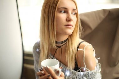 ışık garland kahve içme kadınla 