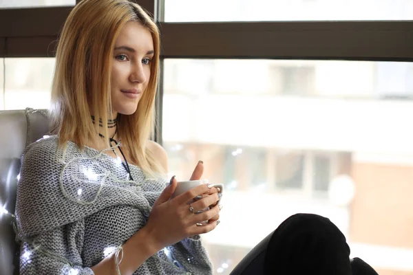 ışık garland kahve içme kadınla 