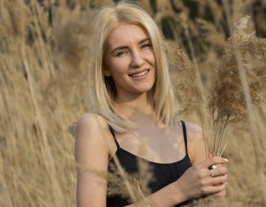 Bayan sonbahar yatay, kuru çiçekler 