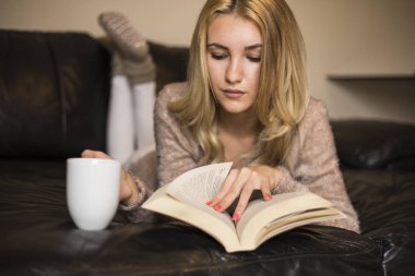 Kitap okuyan bir kadın.  