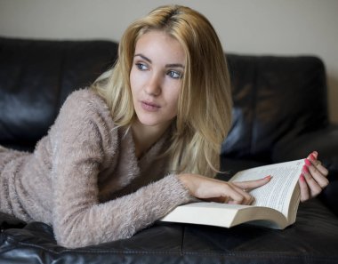 Kitap okuyan bir kadın. 