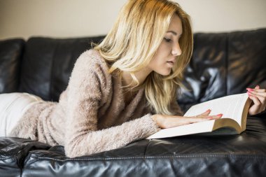 Kitap okuyan bir kadın. 