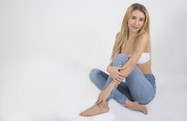 Kot pantolon çekici bir genç kadın portresi stüdyo