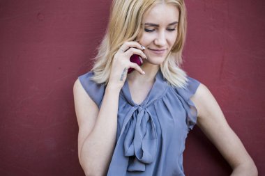 Uzağa bakarken cep telefonundan söyleşmek güzel genç iş kadını