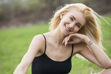 Kafkas kadın parkta gülümseyen güneşli yaz veya bahar günü dışında mutlu.