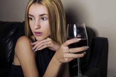 sarışın kız şarap evi