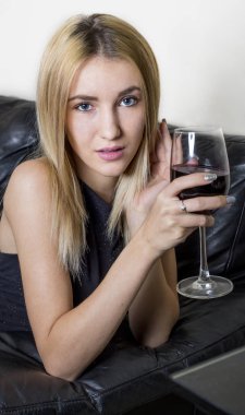 sarışın kız şarap evi