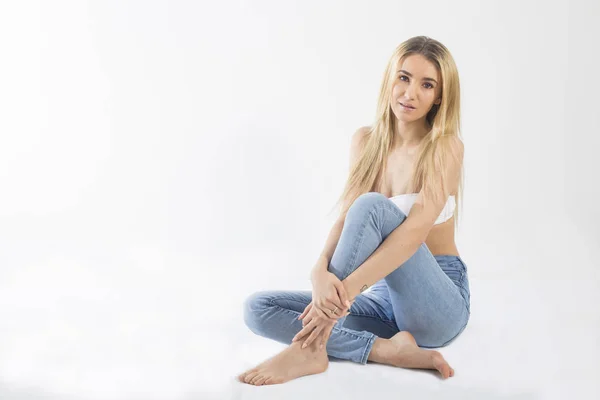 Studioporträt einer attraktiven jungen Frau in Jeans — Stockfoto