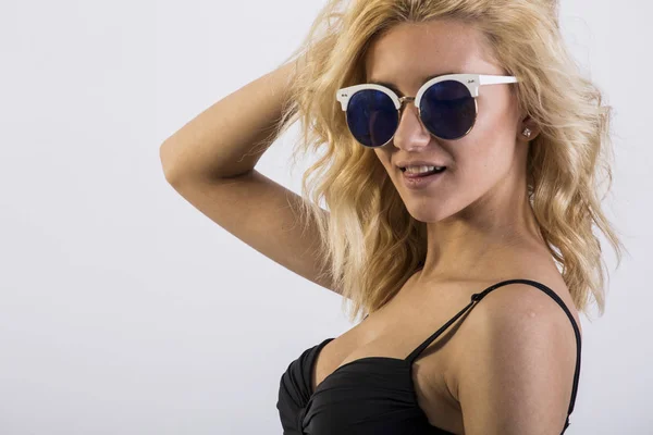 Ritratto di moda di modello biondo in estate costumi da bagno neri — Foto Stock