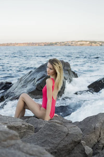 Bela jovem loira sexy mulher do sea.summer sensual beleza menina na moda bikini.fashion estilo de vida ao ar livre. — Fotografia de Stock