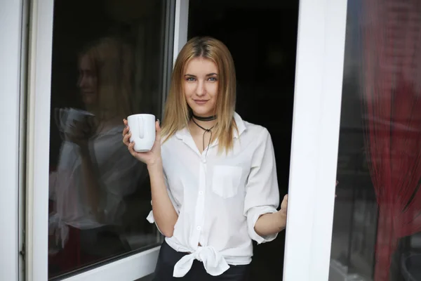 Giovane donna d'affari con con tazza — Foto Stock