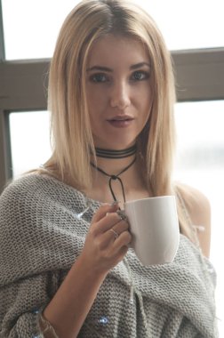 Işıkları ile genç bir kadın portresi. Güzel kız