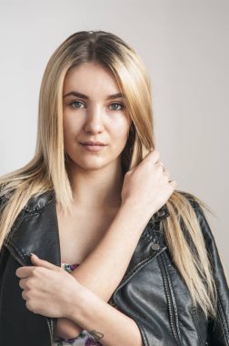 seksi model deri ceket bahar giyiyor