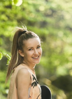 Bahar yeşil bokeh arka plan güzel kız