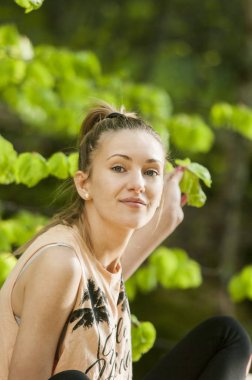 Bahar yeşil bokeh arka plan güzel kız