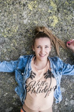 Bahar yeşil bokeh arka plan güzel kız