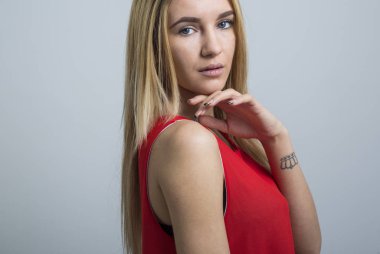 Stüdyoda seksi Kırmızı elbiseli sarışın kadın moda. Güzellik portre fotoğraf