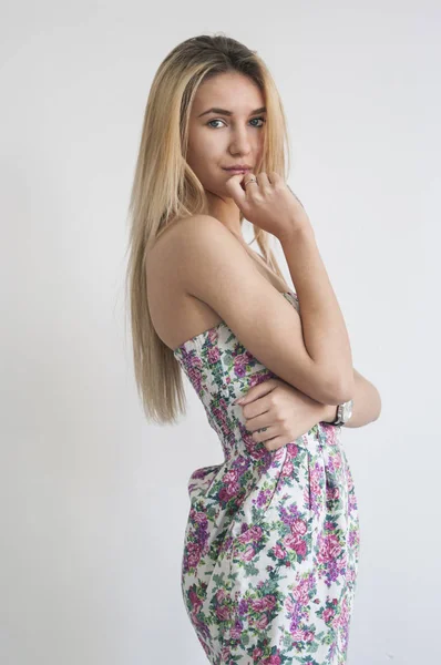 Schöne junge blonde Frau im schönen Frühlingskleid — Stockfoto
