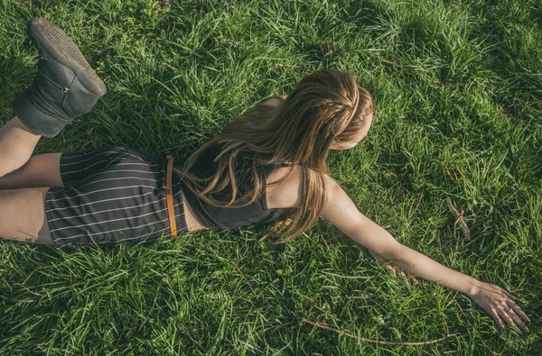 Bahar yeşil bokeh arka plan güzel kız