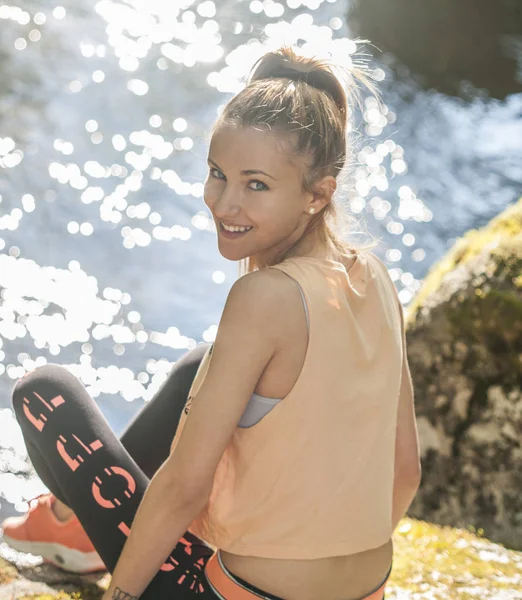 Hermosa chica contra la primavera verde bokeh fondo —  Fotos de Stock