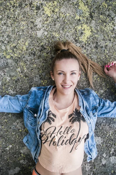 Bahar yeşil bokeh arka plan güzel kız