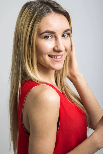 Modische blonde Frau in sexy rotem Kleid im Studio. Schönheitsporträtfoto — Stockfoto