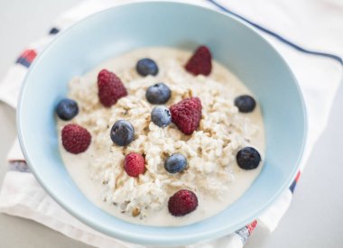 Sağlıklı kahvaltı - yulaf ezmesi yaban mersini ve ahududu