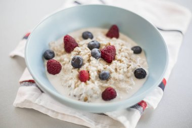 Sağlıklı kahvaltı - yulaf ezmesi yaban mersini ve ahududu