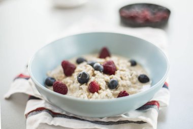 Sağlıklı kahvaltı - yulaf ezmesi yaban mersini ve ahududu