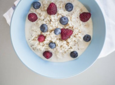 Sağlıklı kahvaltı - yulaf ezmesi yaban mersini ve ahududu
