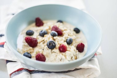 Sağlıklı kahvaltı - yulaf ezmesi yaban mersini ve ahududu