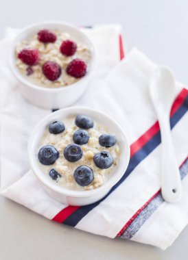 Sağlıklı kahvaltı - yulaf ezmesi yaban mersini ve ahududu