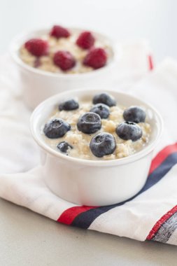 Sağlıklı kahvaltı - yulaf ezmesi yaban mersini ve ahududu