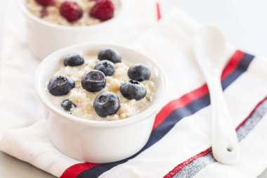 Sağlıklı kahvaltı - yulaf ezmesi yaban mersini ve ahududu