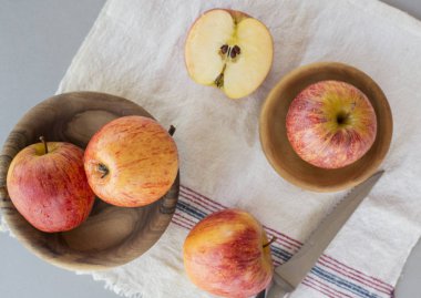 Beyaz arka plan üzerinde yaprakları ile bütünleşmiş ve dilimlenmiş elma