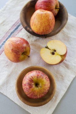 Beyaz arka plan üzerinde yaprakları ile bütünleşmiş ve dilimlenmiş elma