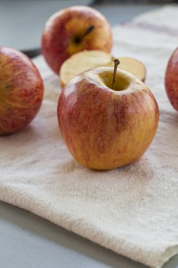 Beyaz arka plan üzerinde yaprakları ile bütünleşmiş ve dilimlenmiş elma