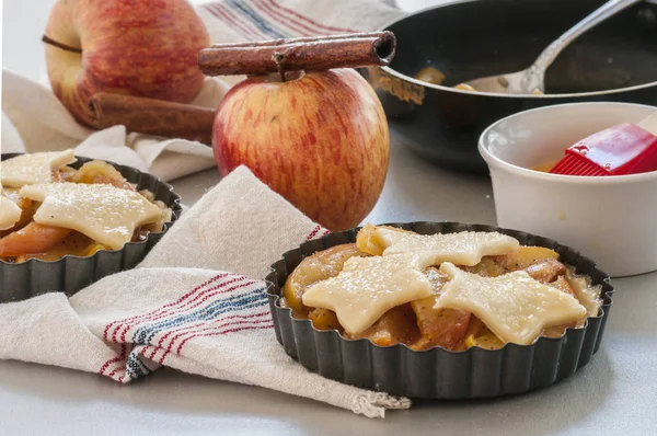 Pişirme işlemi, pişirme, mutfak, çalışma alanı'arka plan için malzemeler. Malzemeler (un, yumurta, pasta kabuk, tarçın) ve araçlar (fırça, oklava) bir elma pasta yapmak. Üstten Görünüm, kopya alanı