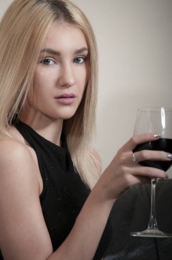 şarap ile sarışın kız 