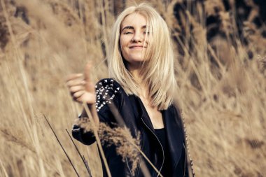 Bu güzel hanımla kuru çiçekler. 