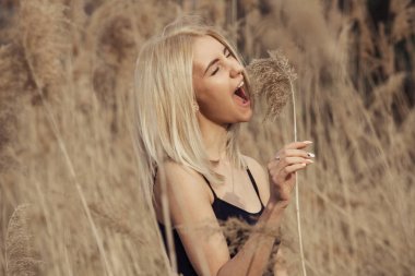 Bu güzel hanımla kuru çiçekler. 