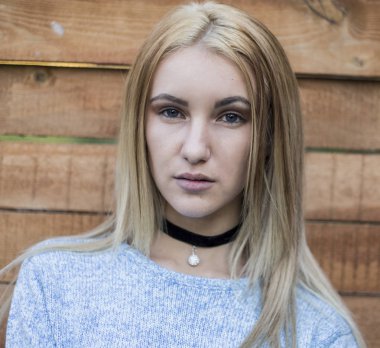 güzel sarışın kadın gülümsüyor 