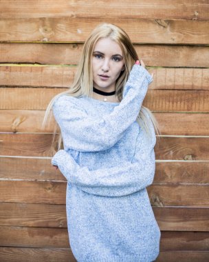 güzel sarışın kadın gülümsüyor 