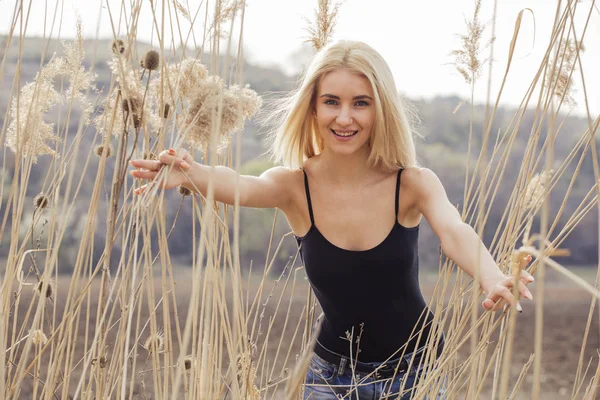 Bu güzel hanımla kuru çiçekler. 