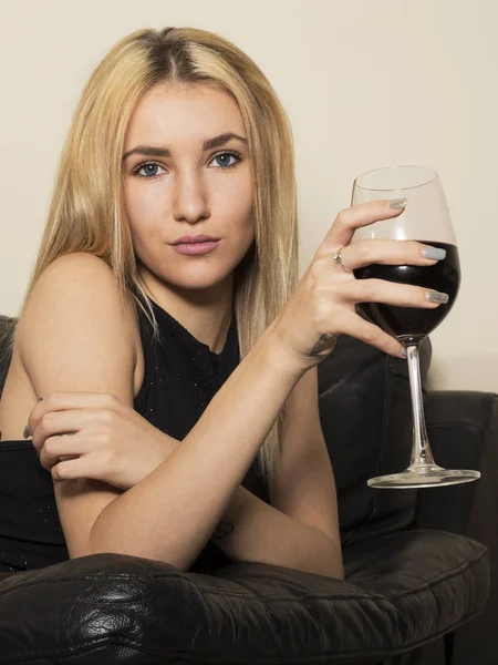 kadeh şarap ile sarışın kız 