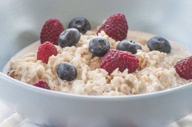 Çilekli yulaf lapası.