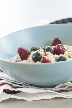 Çilekli yulaf lapası.