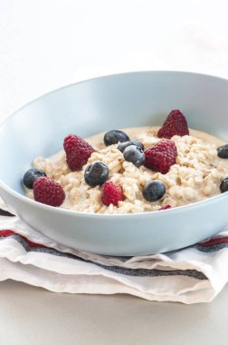 Çilekli yulaf lapası.